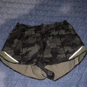 Lululemon Hotty hot low rise shorts